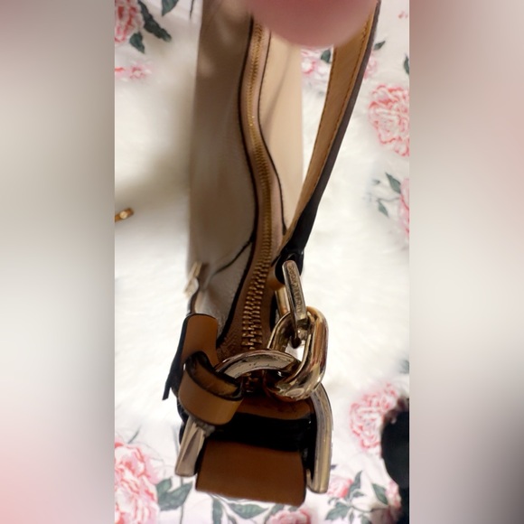 Michael Kors Tan Shoulder Bag with Sleek Design - Picture 12 of 15